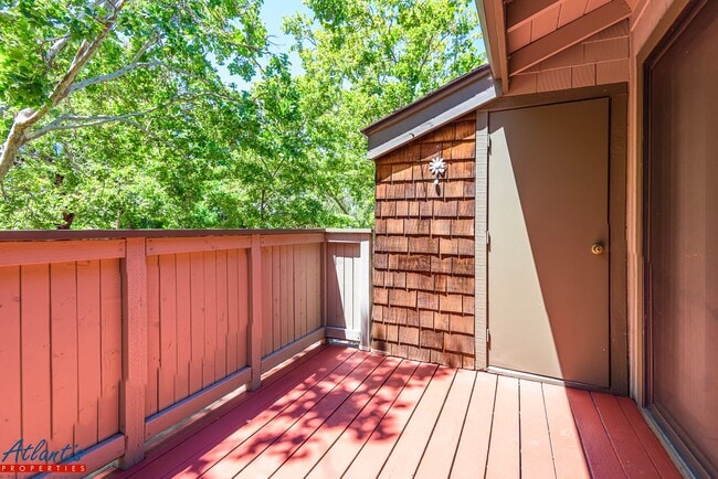 Building Photo - Beautiful Condo | Central A/C | Private Balcony