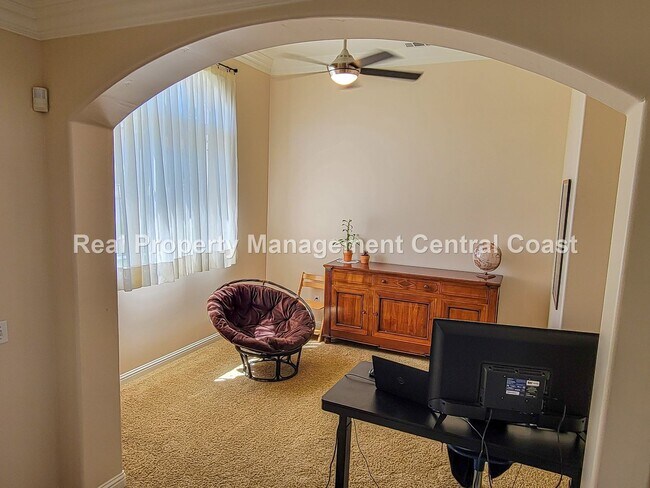 Building Photo - AVAILABLE AUGUST - Beautiful 4 Bedroom / 2...