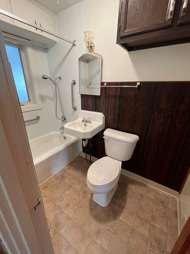 Building Photo - Centrally Located 1 Bedroom House