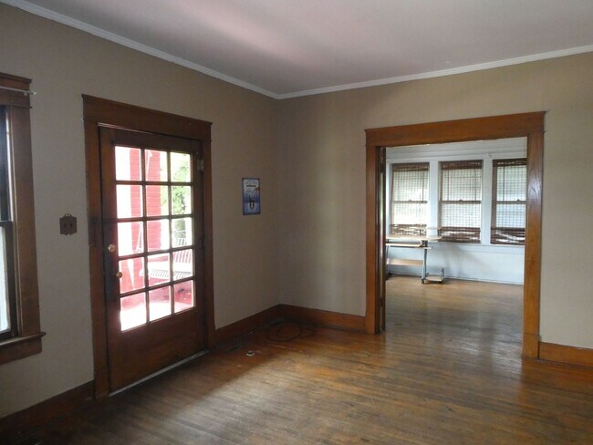 Building Photo - 4 bed/2 bath house, walking distance to Ca...
