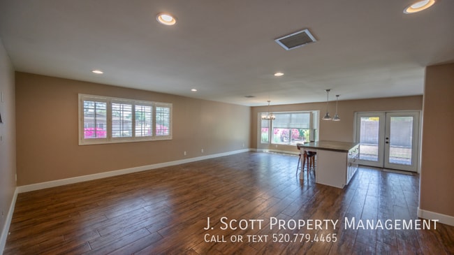Building Photo - 9059 N Arroya Vista Dr