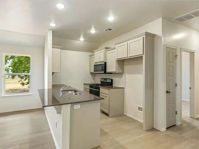 Foto del edificio - Move-In Ready 2-Bed Home in Lawton w/ Garage