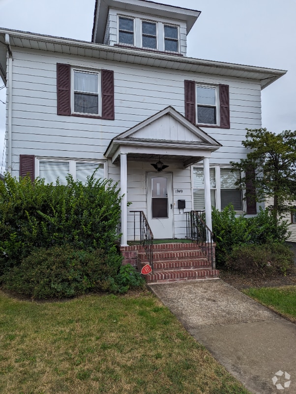 Birchwood Village Estates Apartments for Rent with Hardwood Floors