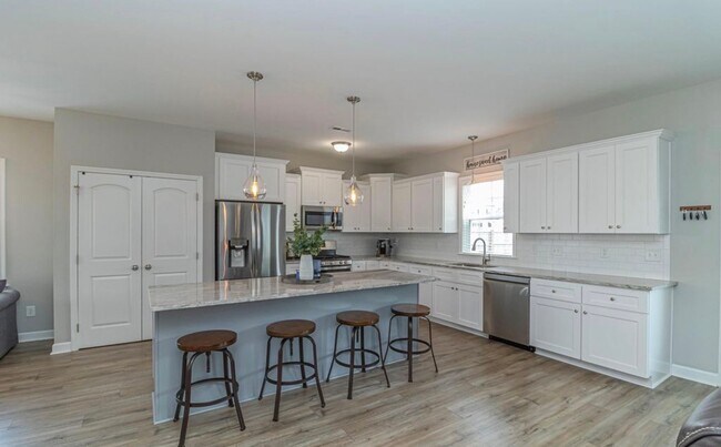 Building Photo - 300 Stonebridge Dr