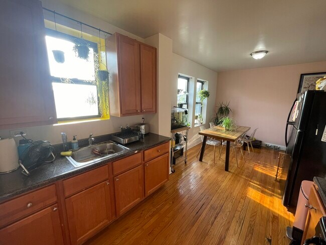 Foto del edificio - 1616 N Harding Ave