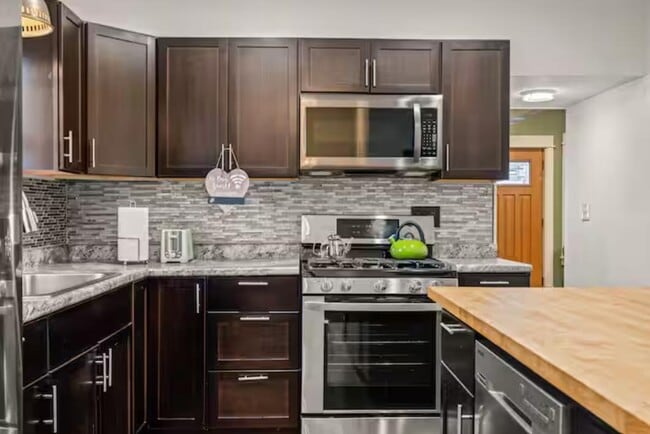 Building Photo - 2853 S Ellen St