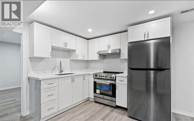 Photo du bâtiment - 304 First Ave