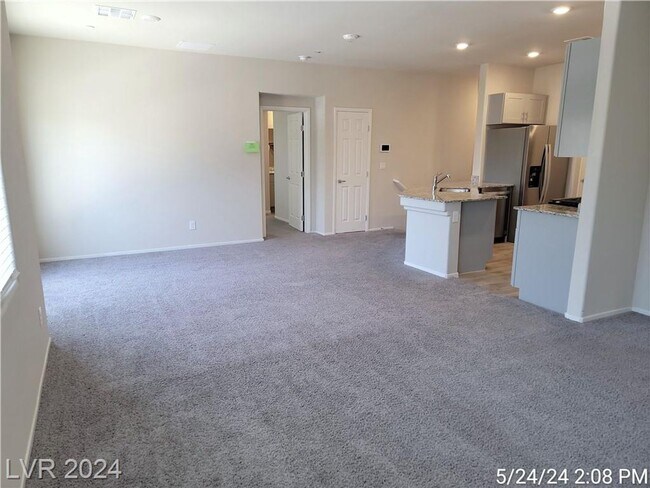 Foto del edificio - FANTASTIC TOWNHOME LOCATED IN THE GATED CO...