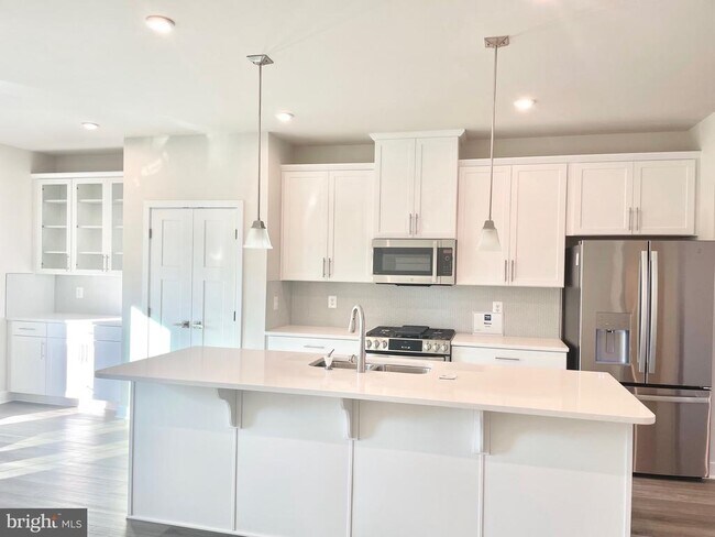 Building Photo - 14048 Sunrise Valley Dr