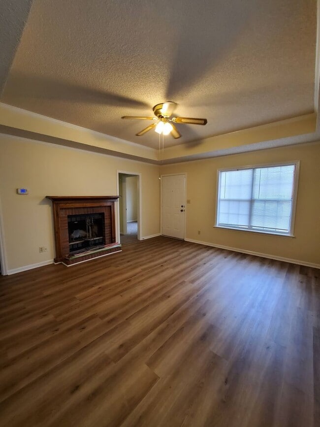 Building Photo - Charming Retreat with Wood Burning Fireplace: Your Ideal Rental Home Awaits!