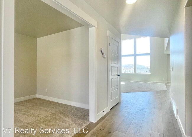Building Photo - 4 br, 2.5 bath House - 463 N. Hillview Dr.