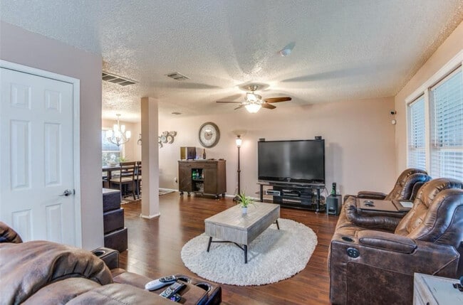 Building Photo - 1595 Thornhill Ln