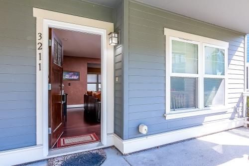 Building Photo - 3 bedroom in Seattle WA 98126