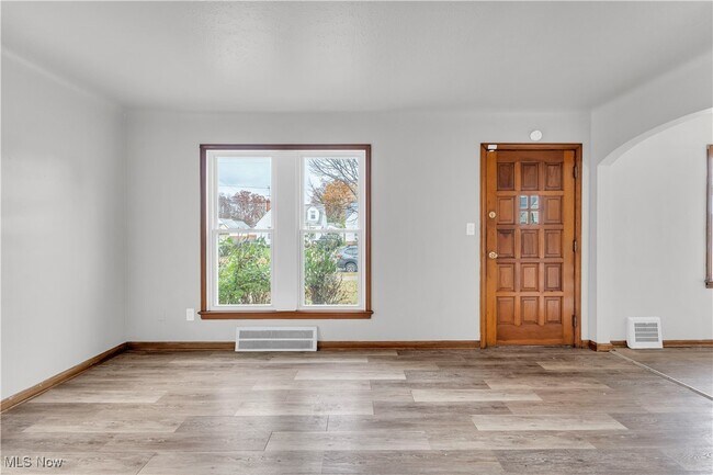 Foto del edificio - 17806 Waterbury Ave