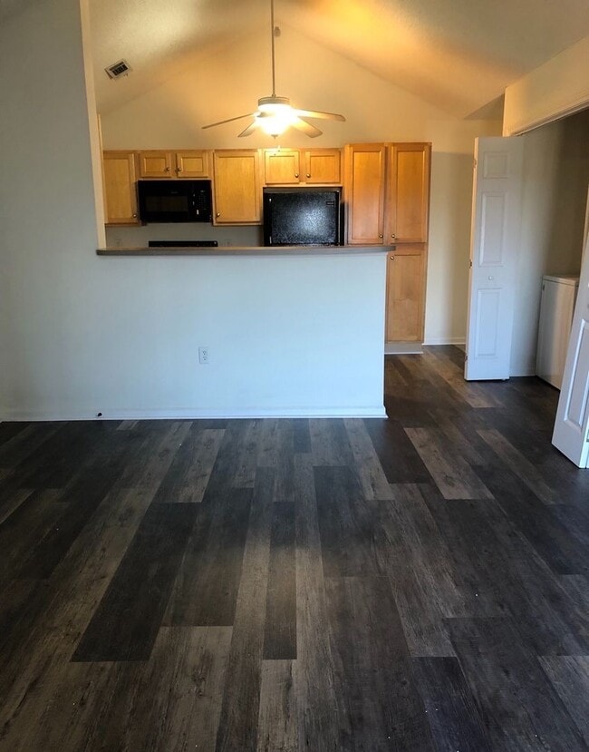 Building Photo - 2 Bedroom Renovated Hart's Cove Apartment!