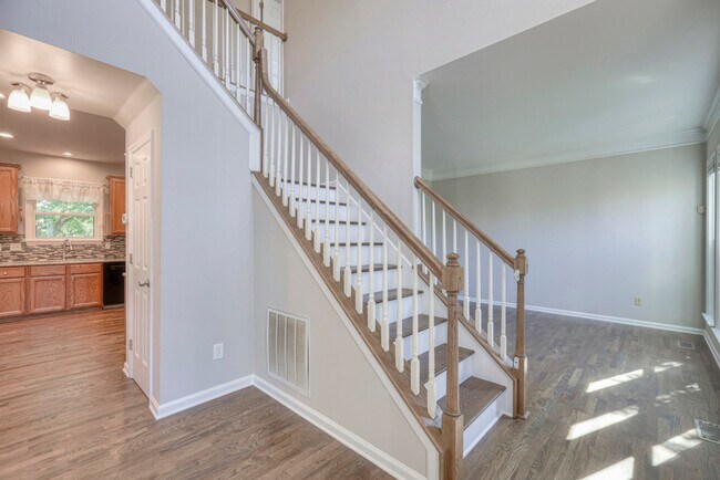 Building Photo - 1300 Buckingham Cir