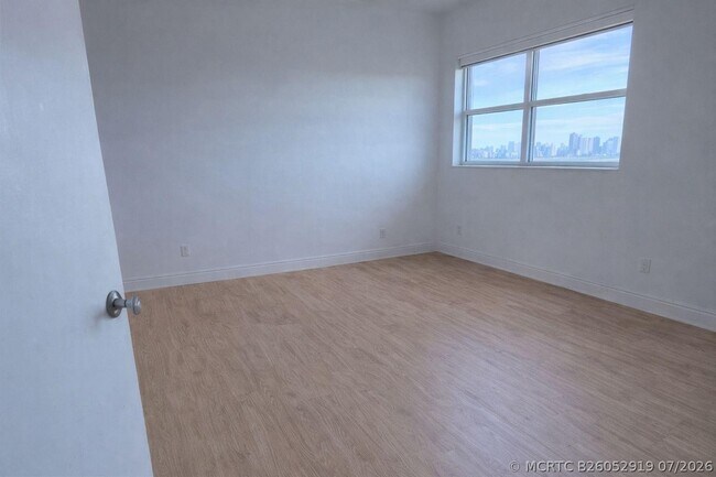 Building Photo - 14951 Royal Oaks Ln