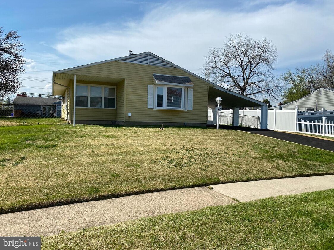Primary Photo - 37 Crescent Ln