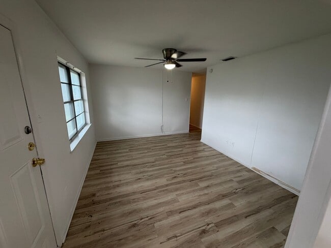 Building Photo - Experience the ultimate comfort of living in a 3-bedroom single-family home today!