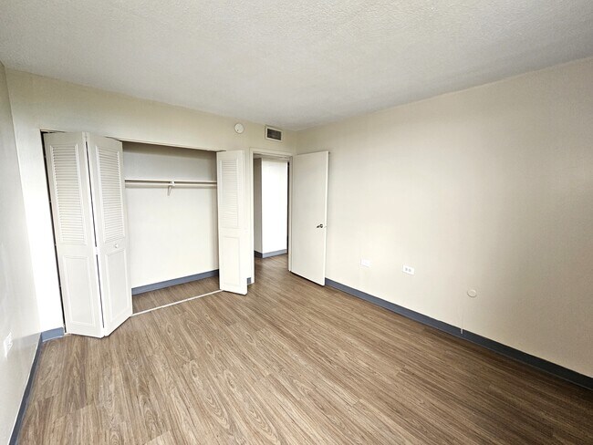 Building Photo - 488 W State St