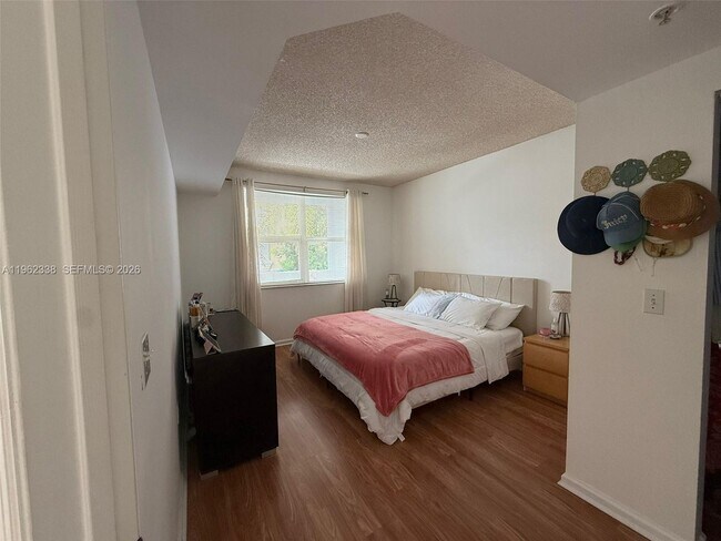 Foto del edificio - 17145 N Bay Rd