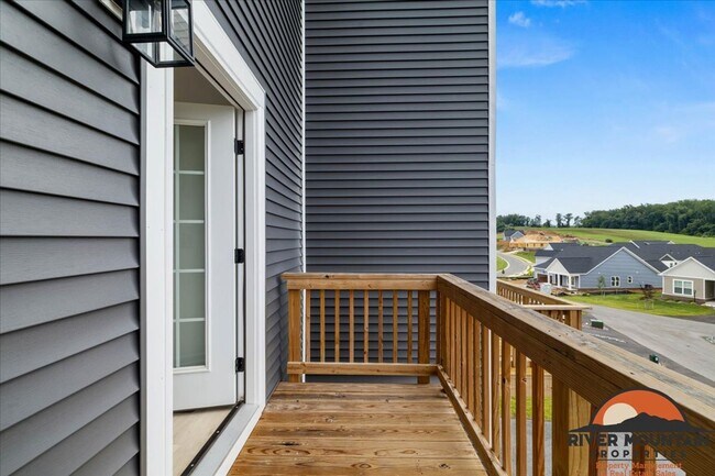 Foto del edificio - Spacious Townhome with Garage and Bonus Space in Blacksburg