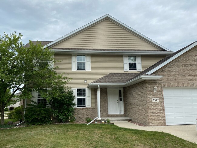 Building Photo - Duplex in Howard or Green Bay