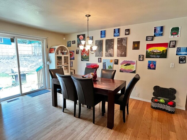 Building Photo - Pet Friendly Home Close to Everything