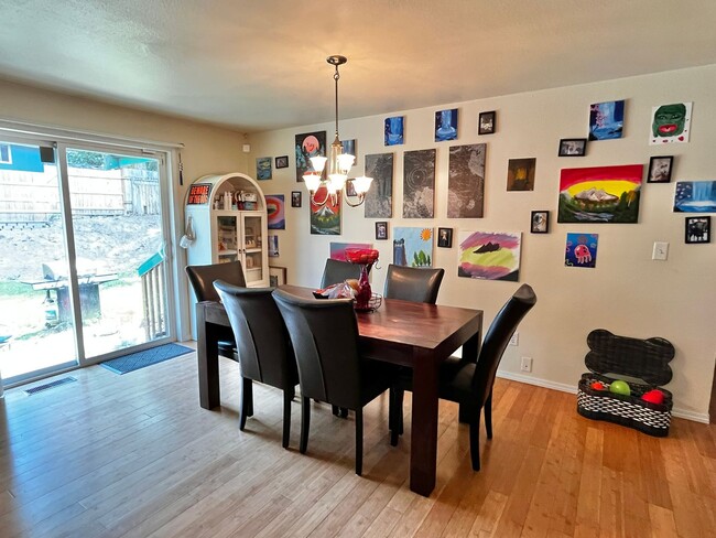 Foto del edificio - Pet Friendly Home Close to Everything