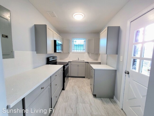 Building Photo - 3 br, 1 bath House - 206 E 45th St