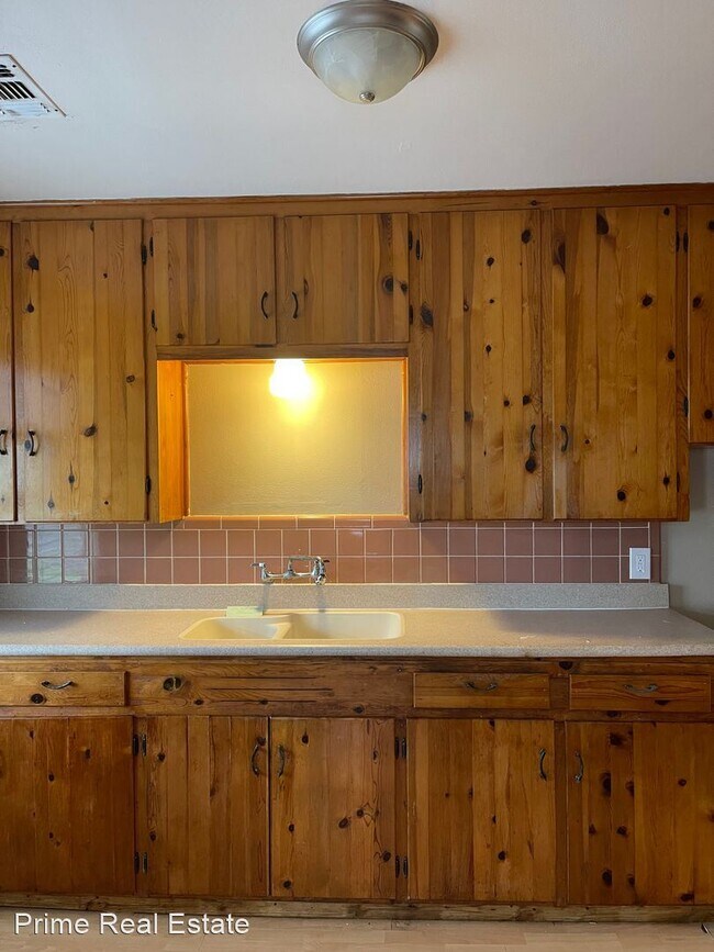 Building Photo - 2 br, 1 bath House - 1102 Zarsky Dr