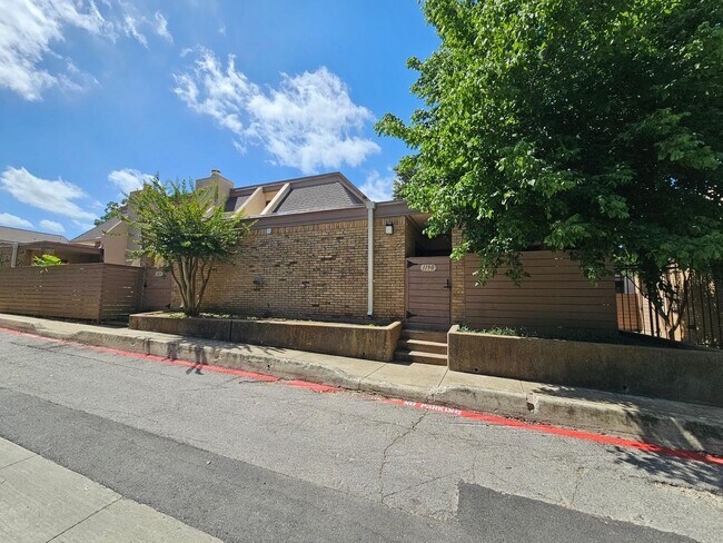 Foto del edificio - PARK LANE TOWNHOMES!