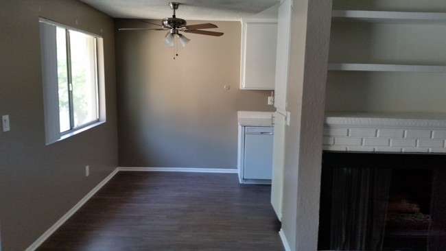 Dining area with ceiling fan - Pinecrest Apartments