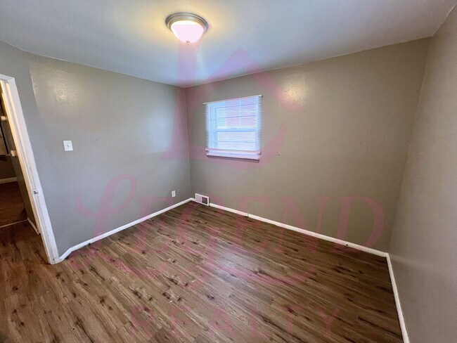 Building Photo - Charming 3-Bedroom 1 Bathroom Home!