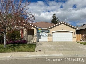 Building Photo - 2555 Crestmore Cir