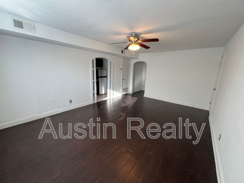 Building Photo - 341 Des Peres Ave