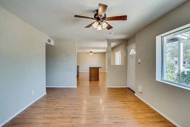 Foto del edificio - 2110 N Van Ness Ave