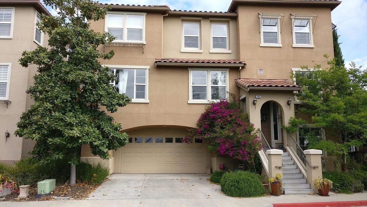 Foto principal - This beautiful home is nested on a corner ...