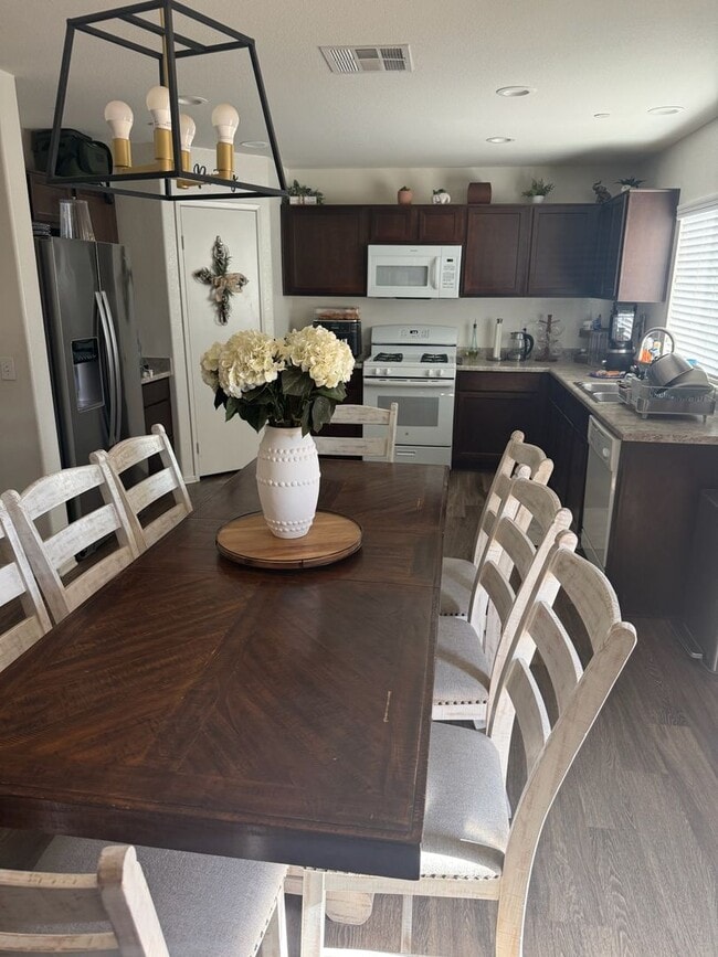 Building Photo - Charming 2 Story Home Featuring 4 beds/2.5 baths Available for Rent!
