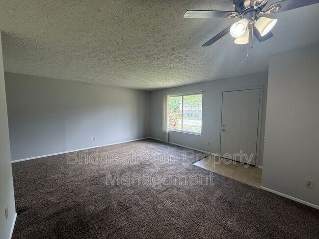 Foto del edificio - 1181 Redbluff Dr