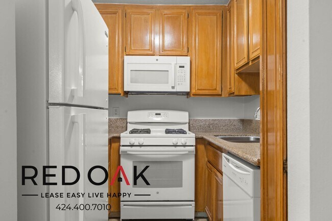 Building Photo - Stunning Two Bedroom with Loads of Sunligh...