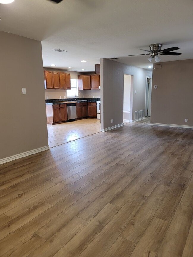 Foto del edificio - Four Bedroom Ranch with New Flooring