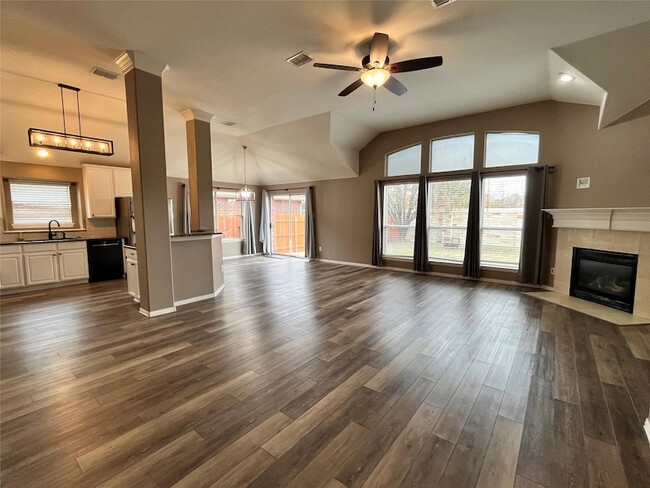 Building Photo - 3917 Miramar Dr