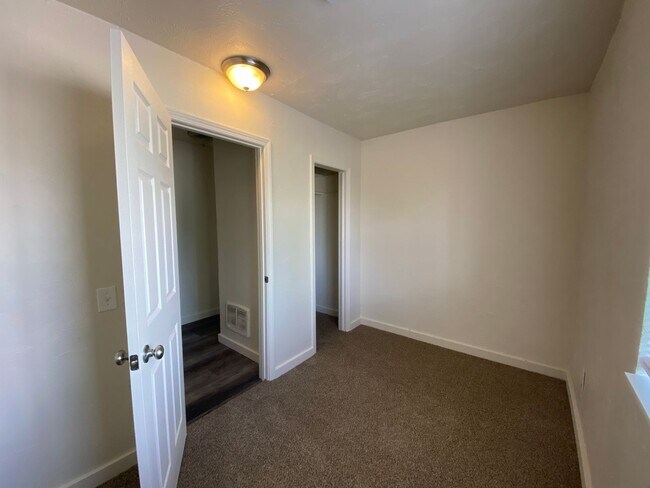 Foto del edificio - 437 W Crowley St