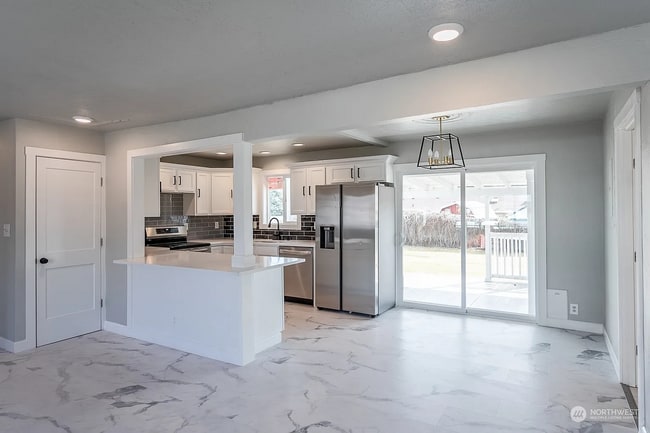 Building Photo - Charming 3 Bedroom Home