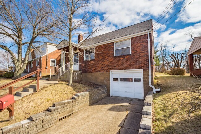 Foto del edificio - AVAILABLE MAY 1ST, Don't miss this UPDATED home in North Versailles!