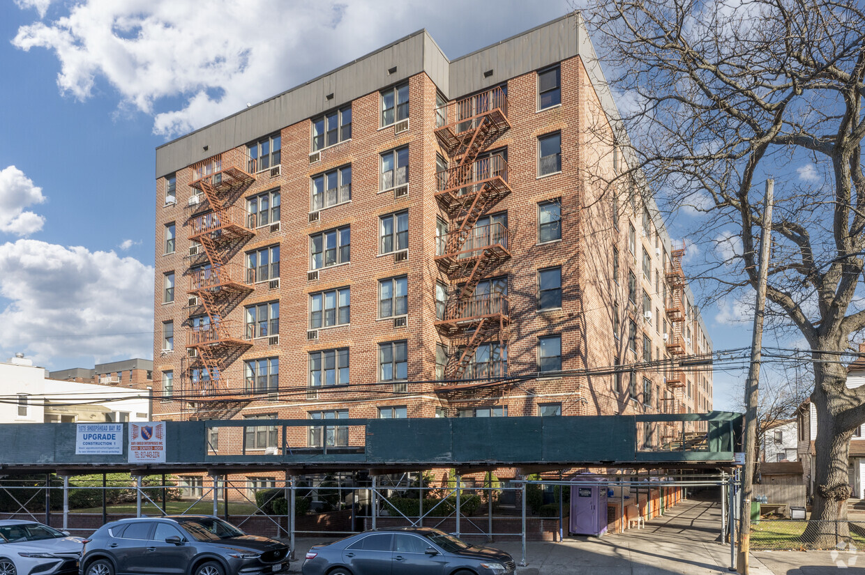 Foto principal - 1075 Sheepshead Bay Rd