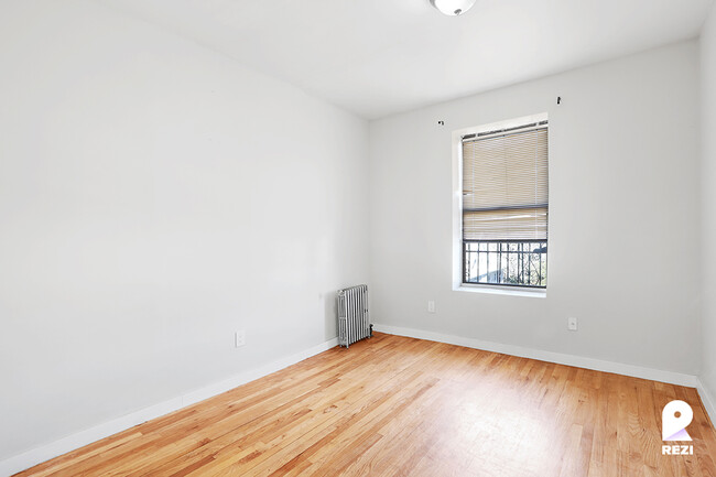 Foto del edificio - 392 E 4th St