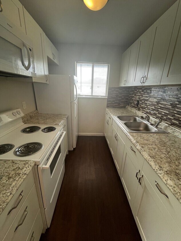 Primary Photo - 2 br, 1 bath House - 206 E TIFFANY DR #4