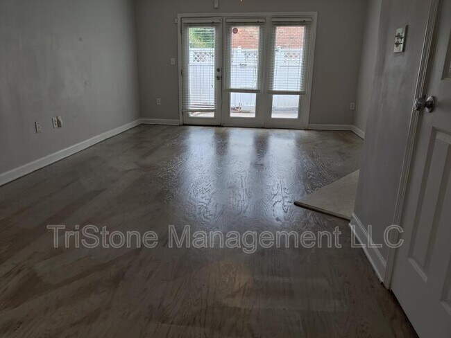 Building Photo - 1210 Green Oaks Ln